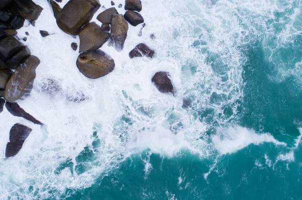 Vista Aérea Onda Grande Cima Para Baixo Praia Batendo Penhasco — Fotografia de Stock