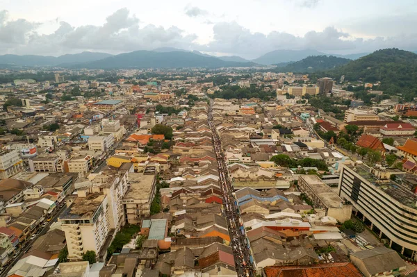 Havadan kumandalı hava aracı Tayland 'ın üzerinde uçuyor. Pazar günü Phuket Town' daki bir gece pazarında İHA 'lar ve turistler yiyecek ve giyecek satan eski sokak satıcılarıyla alışveriş yapıyorlar.