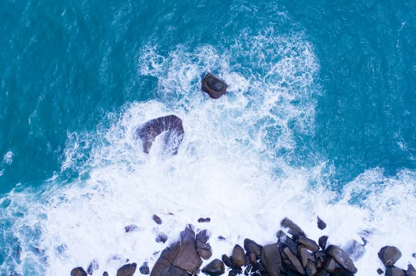 Letecký Pohled Shora Dolů Moře Velká Vlna Shazovat Skalní Útes — Stock fotografie