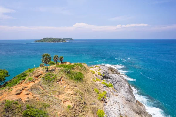 Phuket Thailand 'daki Laem Promthep Pelerini' nde kayalara çarpan hava manzaralı deniz dalgası. Phuket manzaralı Tayland 'da ünlü bir turizm merkezidir.