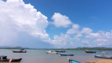 Güzel mavi gökyüzü sabah denizin üzerinde beyaz bulutlar Tayland uzun kuyruklu balıkçı tekneleri ve deniz sahillerinde seyahat botları. Phuket Tayland Seyahat ve Tur geçmişi için hızlandırılmış video