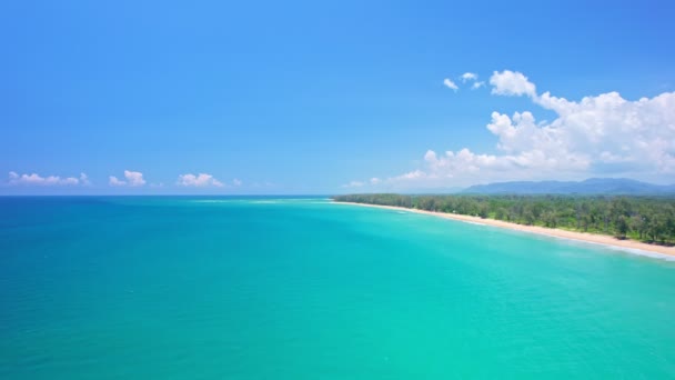 砂浜に波が打ち寄せる素晴らしい美しいプーケットビーチタイの風景ピンク色の砂浜の海と夏の澄んだ青い空の景色ビーチでプーケットタイ — ストック動画