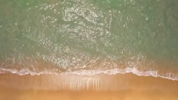 Pohled Shora Úžasné Vlny Narážející Písečný Břeh Krásný Mořský Povrch — Stock video