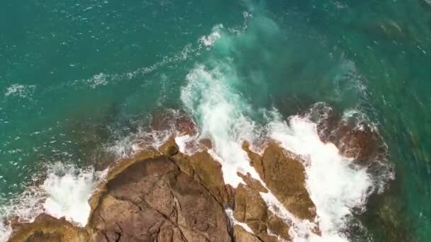 Vista Aérea Câmera Drone Rochas Litorâneas Oceano Bela Superfície Mar — Vídeo de Stock