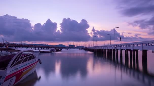 在日出或日落的时候 时间从Chalong码头掠过美丽多彩的天空在Phuket码头的海面上 美丽的光明自然戏剧性的天空乌云密布在天空中 — 图库视频影像