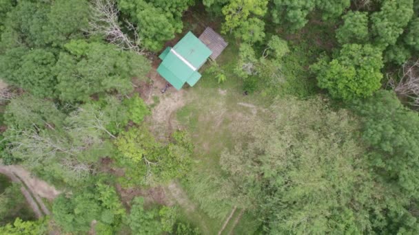 Vista Aérea Encosta Montanha Com Pequena Cabana Floresta — Vídeo de Stock