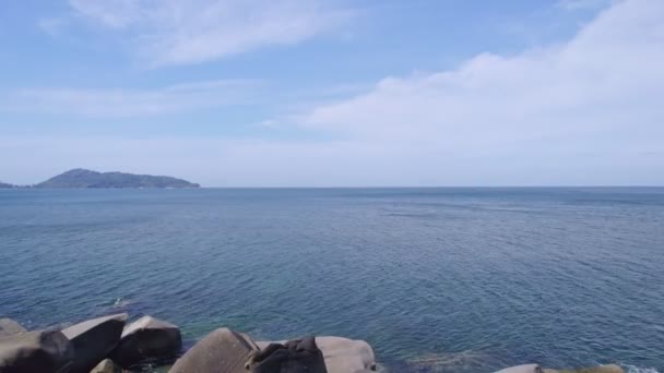 여름철에는 해변을 공중에서 수있는데 해변에는 대양의 파도가 옵니다 아름다운 해면의 — 비디오