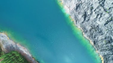 Hava manzaralı göl ya da gölet Güneşli güzel ve bakir doğanın muhteşem manzarası güzel güzel hava gününde Drone kamerasından alınan yüksek kaliteli video güzel su yüzeyinde