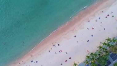 Yaz mevsiminde Phuket Denizi ve Kum Sahili 'nin havadan görünüşü. Okyanus dalgası köpükleriyle inanılmaz bir deniz sahili. Güzel deniz yüzeyinin güzel üst manzarası. Tatil yaz arkaplanı seyahat hedefi kavramını kabul et