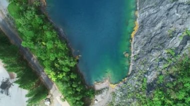 Hava manzaralı göl ya da gölet Güneşli güzel ve bakir doğanın muhteşem manzarası güzel güzel hava gününde Drone kamerasından alınan yüksek kaliteli video güzel su yüzeyinde