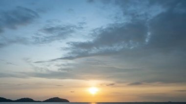 Görkemli gündoğumu, mor gökyüzü manzarası. Doğanın büyüleyici ışığı, gökyüzü bulutları ve bulutlar hareket ediyor. Renkli doğa, gün doğumu veya günbatımı bulutları. Zaman yolculuğu, doğanın arka planı.