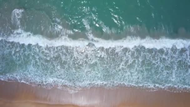 夏のプーケットの海と砂のビーチの空中ビュー海の波の泡で素晴らしい海のビーチ 美しい海の表面の美しいトップビュー コンセプトホリデー夏の背景旅行先 — ストック動画