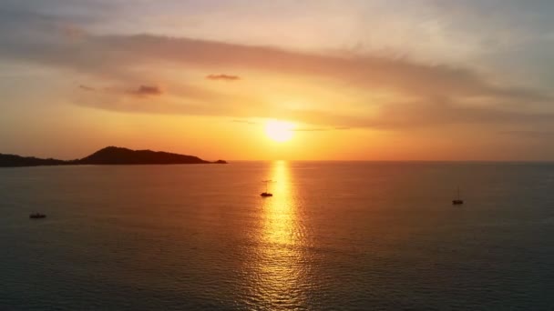 海の夕日の背景 海のビデオの上に日没や日の出で熱帯の海 太陽は地平線に触れます 黄金の時間素晴らしい海の中で赤い空 海のビーチの夕日美しい空空中ビュードローンカメラ — ストック動画