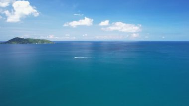 Yüksek kalite görüntüler. Renkli deniz sahili güzel dalgalar. Kumsalda köpüren ve su sıçrayan. Okyanus denizi. Phuket Tayland 'da açık denizde güzel dalgalar seyahat ve turne arka planında