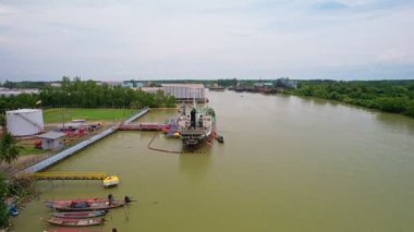 Kargo gemisinin konteynır taşıma görüntüsü. Konteyner gemisi derin deniz limanında yükleme ve boşaltma. İş lojistik ithalat ve ihracat nakliyat. İş endüstrisi geçmişi.