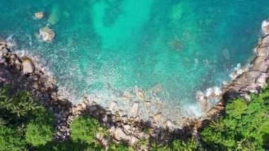 Hava manzaralı deniz dalgası kayalara çarpıyor. Phuket Tayland 'da güzel bir deniz. Phuket bakış açısı Tayland' da ünlü bir turizm merkezidir.