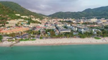 6 Nisan 2022 'de Patong Sahili. Yaz mevsiminin en güzel sahili. Sahile vuran dalgalarla inanılmaz bir deniz. Güzel deniz yüzeyi. Tatil yaz arkaplanı seyahat hedefi kavramını kabul et