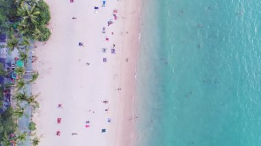 6 Nisan 2022 'de Patong Sahili. Yaz mevsiminin en güzel sahili. Sahile vuran dalgalarla inanılmaz bir deniz. Güzel deniz yüzeyi. Tatil yaz arkaplanı seyahat hedefi kavramını kabul et