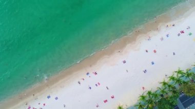 6 Nisan 2022 'de Patong Sahili. Yaz mevsiminin en güzel sahili. Sahile vuran dalgalarla inanılmaz bir deniz. Güzel deniz yüzeyi. Tatil yaz arkaplanı seyahat hedefi kavramını kabul et