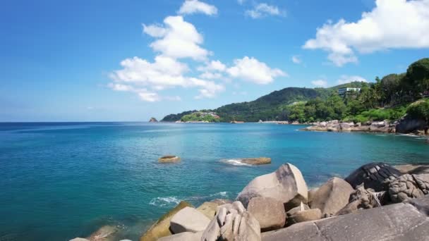 공중에서는 해변의 파도가 바위에 부딪히는 광경을 수있다 Thailand Phuket 포인트에 — 비디오