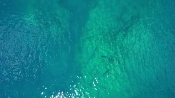 海と空の背景風景プーケット島タイで夏の晴れた日に美しい水の青い空の海の表面 驚くべき海のフレームドローンカメラの空撮 — ストック動画