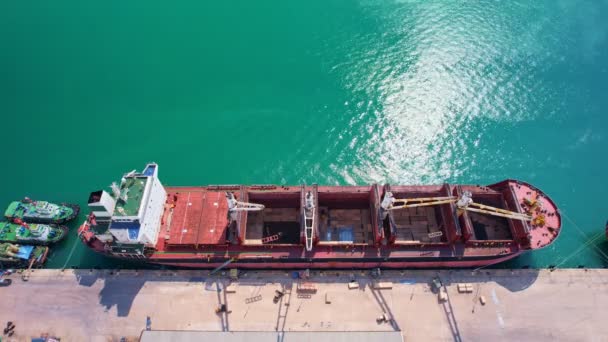 Bovenaanzicht Vanuit Lucht Van Vrachtschip Dat Container Containerschip Laden Lossen — Stockvideo
