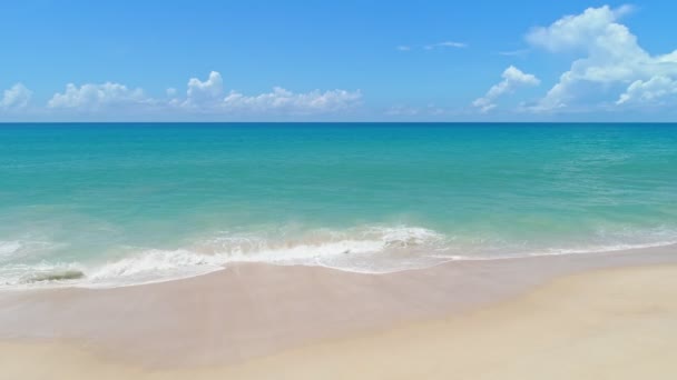 Wysokiej Jakości Nogawka Kolorowe Morze Plaża Piękne Fale Piana Splashing — Wideo stockowe
