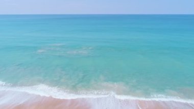 Yüksek kalite görüntüler. Renkli deniz sahili güzel dalgalar. Kumsalda köpüren ve su sıçrayan. Okyanus denizi. Phuket Tayland 'da açık denizde güzel dalgalar seyahat ve turne arka planında