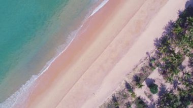 Yüksek kalite görüntüler. Renkli deniz sahili güzel dalgalar. Kumsalda köpüren ve su sıçrayan. Okyanus denizi. Phuket Tayland 'da açık denizde güzel dalgalar seyahat ve turne arka planında