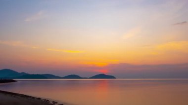 Zaman Hızı doğası rengarenk pastel bulutlar Güzel Işık Gündoğumu ya da günbatımı deniz üzerinde bulutlar. Günbatımında gökyüzü arka planında inanılmaz bulutlar akan Gökyüzü manzarası. Seyahat ve web sitesi geçmişi