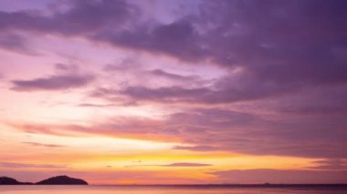 Zaman Hızı doğası rengarenk pastel bulutlar Güzel Işık Gündoğumu ya da günbatımı deniz üzerinde bulutlar. Günbatımında gökyüzü arka planında inanılmaz bulutlar akan Gökyüzü manzarası. Seyahat ve web sitesi geçmişi