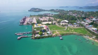 Liman Kargo gemisinin konteynır taşıyan hava görüntüsü. Konteyner gemisi derin deniz limanında yükleme ve boşaltma, limandaki ticari lojistik ithalat ve ihracat havadan görüntüleme