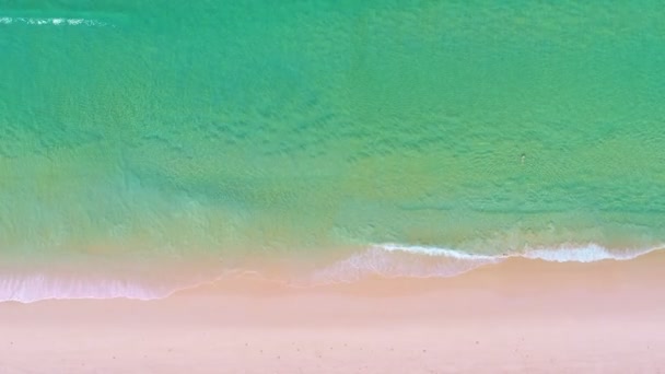Yüksek Kalite Görüntüler Renkli Deniz Sahili Güzel Dalgalar Kumsalda Köpüren — Stok video