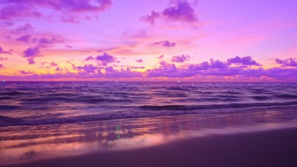 海のビデオの上の日没や日の出で熱帯の海4K 太陽は地平線に触れます 黄金の時間の素晴らしい風景の中に赤い空 海のビーチ夕日美しい空 海のビーチの上の黄金の空 — ストック動画