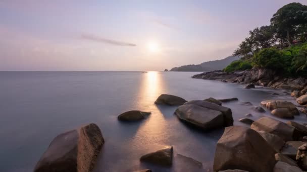 日落时分自然背景 在普吉岛的岩石上长时间暴露于运动模糊了海景 旅行亚洲和网站背景 — 图库视频影像