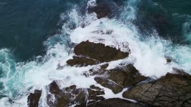 Luchtfoto Drone Camera Van Rotsen Aan Zee Oceaan Prachtig Donker — Stockvideo