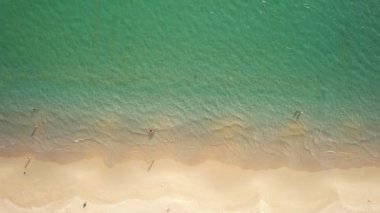 Yüksek kalite görüntüler. Renkli deniz sahili güzel dalgalar. Kumsalda köpüren ve su sıçrayan. Okyanus temiz su. Phuket Tayland 'da açık denizde güzel dalgalar seyahat ve turne arka planında
