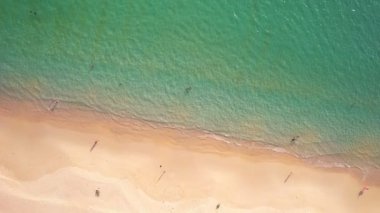 Yüksek kalite görüntüler. Renkli deniz sahili güzel dalgalar. Kumsalda köpüren ve su sıçrayan. Okyanus temiz su. Phuket Tayland 'da açık denizde güzel dalgalar seyahat ve turne arka planında
