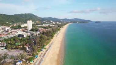 Tropikal denizin hava aracı görüntüsü Phuket Tayland 'daki güzel karon plajı