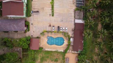 Phuket Tayland 22-2022 Tepe manzaralı yüzme havuzu mavi su manzaralı tatil köyü ve Puket Tayland 'da açık otoparkı