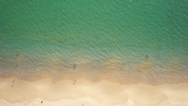 Wysokiej Jakości Nogawka Kolorowe Morze Plaża Piękne Fale Piana Splashing — Wideo stockowe