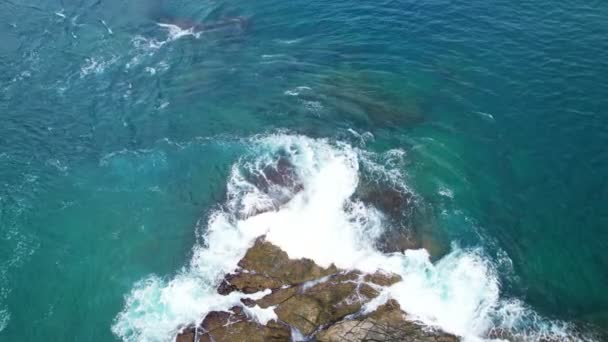 Flygfoto Drönare Kamera Uppifrån Ner Havsstrand Stenar Ett Blått Hav — Stockvideo