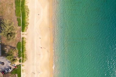 Phuket Tayland Havacılık manzaralı kumlu plaj ve dalgalar yaz mevsiminde güzel tropikal deniz görüntüsü Aerial view drone çekimi, yüksek açılı görüntü plajın üstü