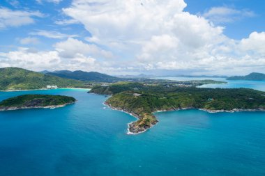 Yaz mevsiminde deniz manzaralı güzel tropikal deniz manzarası. Yukarıdan aşağıya Aerial view drone, Laem Promthep Phuket Tayland 'da yer alan yüksek açılı manzara.