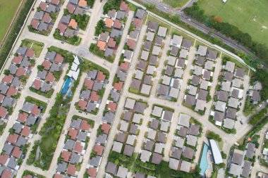 Yeni bir emlak şirketi. Sonbahar günbatımında ya da gün doğumunda konut ve garaj yollarının hava manzarası. Sıkıca sarılmış evler. phuket thailand 'daki özel evlerin üst görüntüsü