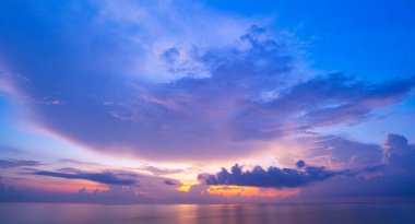 Phuket Tayland 'da deniz ışığı üzerinde gün batımı ya da gün doğumu bulutları inanılmaz deniz manzarası arka planı