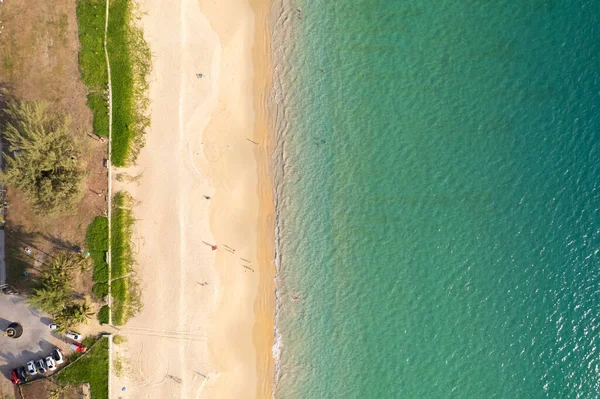 Phuket Tayland Havacılık manzaralı kumlu plaj ve dalgalar yaz mevsiminde güzel tropikal deniz görüntüsü Aerial view drone çekimi, yüksek açılı görüntü plajın üstü