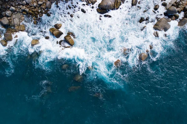 Aerial View Top Seashore Big Wave Crashing Rock Cliff Beautiful — Stock Photo, Image