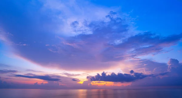 Pôr Sol Nascer Sol Nuvens Céu Sobre Mar Luz Solar — Fotografia de Stock