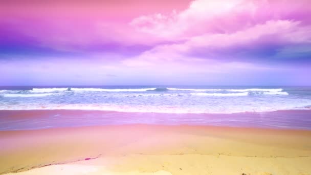素晴らしい夏の海の背景 ピンクの砂浜の波の波は 空のビーチに対してクラッシュ — ストック動画